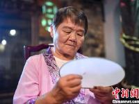  长沙绣娘陪老人刺绣共度母亲节