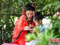  长沙绣娘陪老人刺绣共度母亲节