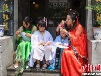  长沙绣娘陪老人刺绣共度母亲节
