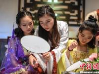  长沙绣娘陪老人刺绣共度母亲节