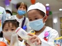  重庆：白血病患儿给医护人员“治病”
