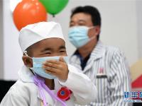  重庆：白血病患儿给医护人员“治病”