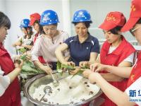  “爱心蜜粽”送给农民工