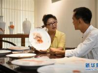  鱼跃盘中：活灵活现的瓷画技艺
