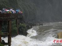 贵州黄果树瀑布进入丰水期吸引大批游客