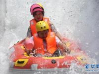  高温天 戏水漂流享清凉