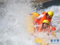  高温天 戏水漂流享清凉