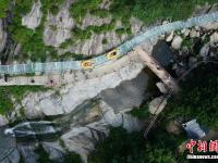  穿山林溜峭壁“中原最长山谷玻璃水滑道”开漂