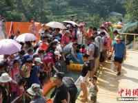  穿山林溜峭壁“中原最长山谷玻璃水滑道”开漂