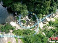  穿山林溜峭壁“中原最长山谷玻璃水滑道”开漂