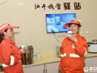  杭州：环卫工累了歇歇脚
