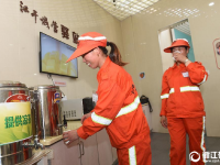  杭州：环卫工累了歇歇脚