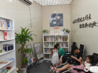  杭州：环卫工累了歇歇脚