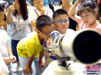  中国科学技术馆吸引各地学生