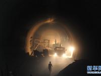  蒙华铁路阳山隧道贯通