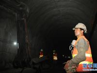  蒙华铁路阳山隧道贯通