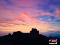  金山岭长城艳丽晚霞如画卷