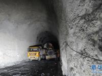  川藏铁路拉林段重难点工程奔中山二号隧道顺利贯通
