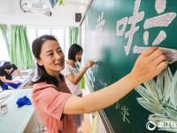  浙江德清：擦拭桌椅迎开学