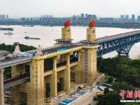  航拍南京长江大桥初露新颜