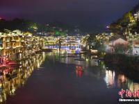  凤凰古城沱江夜景如画