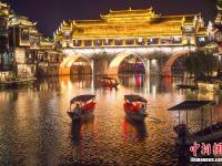  凤凰古城沱江夜景如画
