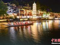  凤凰古城沱江夜景如画