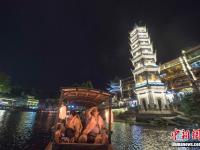  凤凰古城沱江夜景如画