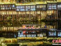 凤凰古城沱江夜景如画