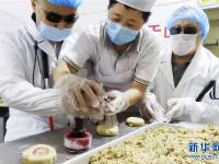  手工传统月饼受欢迎