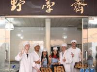  手工传统月饼受欢迎