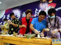  手工传统月饼受欢迎