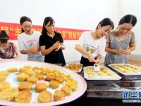  手工传统月饼受欢迎