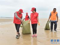  福建晋江：海滩义工 清理垃圾