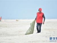  福建晋江：海滩义工 清理垃圾