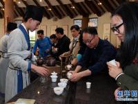  大茶壶下展茶艺