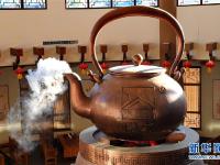  大茶壶下展茶艺