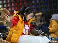  赶制织锦迎新年
