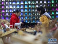  赶制织锦迎新年