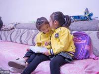 双胞胎姐姐患脑瘫 5岁妹妹教她认字
