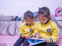 双胞胎姐姐患脑瘫 5岁妹妹教她认字