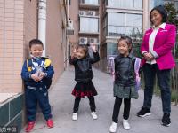双胞胎姐姐患脑瘫 5岁妹妹教她认字