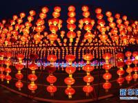  湖北十堰：彩灯扮靓樱桃沟