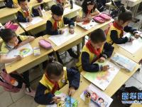  乡村小学生 感恩母亲节