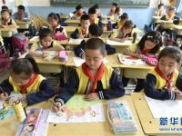  乡村小学生 感恩母亲节