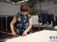 湖南邵阳：蓝印花布染出脱贫梦