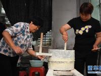 湖南邵阳：蓝印花布染出脱贫梦