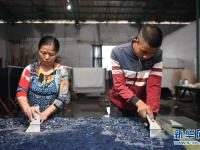 湖南邵阳：蓝印花布染出脱贫梦