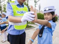  河北武邑：暑期“小交警”体验新生活