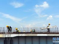  高温下的筑路工人